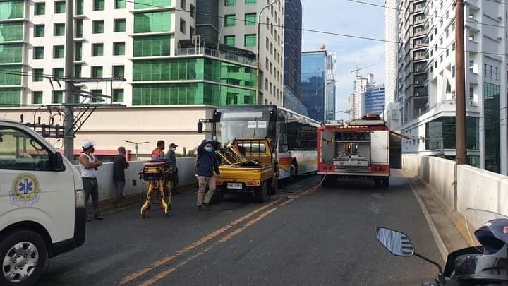 ONE OF ROAD ACCIDENTS IN CEBU CITY. In photo is a A 46-year-old driver was injured in an accident at the flyover located along Archbishop Reyes Avenue in Barangay Luz on Friday morning, August 20, 2021. | Contributed photo