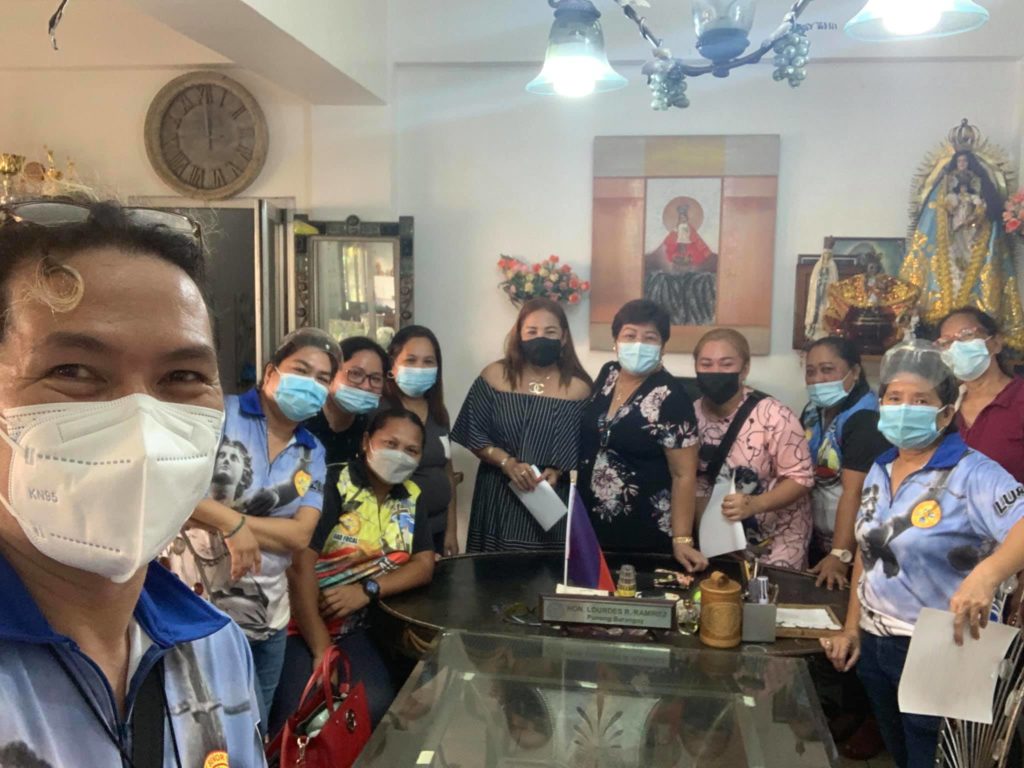 NETIZENS HAPPY FOR MARIA AND MARJORIE. In photo are Maria Amy Hofilña (6th from left) and Marjorie Abastas (8th from left) pose for a photo with the Barangay officials of Santo Niño after their amicable settlement on August 4, 2021. | Photo courtesy of Brgy. Captain Lourdes Ramirez