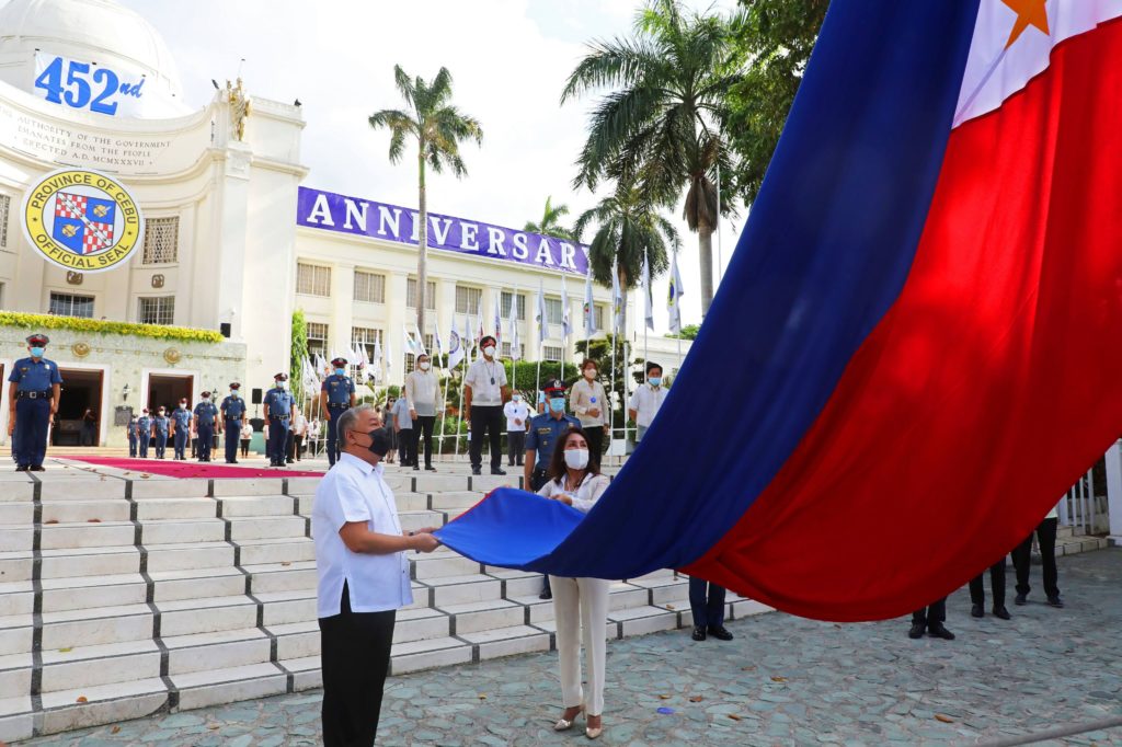 GARCIA ON CAPITOL'S FOUNDING DAY. Governor Gwendolyn Garcia and Vice Governor Hilario Davide III raise the flag during the start of the celebrations of the 452nd founding anniversary of Cebu Province today, August 6, 2021. | Mae Fhel Gom-os