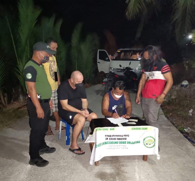 PDEA-7 BUY BUST. British national Anthony Riley, 54, is caught allegedly buying dried marijuana leaves from a certain Kap in Moalboal town in southern Cebu. | PDEA-7 photo