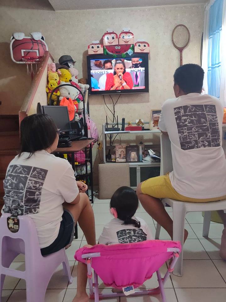 Pacquiao-Ugas fight. A family from Barangay Talamban in Cebu City spends quality time while watching the Pacquiao-Ugas fight on Sunday afternoon, August 22. | Contributed photo
