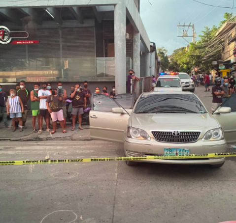 NBI-7 TO HELP IN PROBE. In photo is the police line set up around the car where Lawyer Rex Fernandez was killed by a lone gunman in street in Banawa, Barangay Guadalupe, Cebu City on August 26. | Paul Lauro