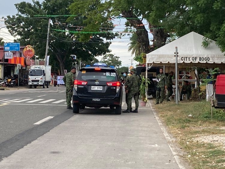 CPPO chief says four PUV drivers were apprehended for not wearing personal air purifiers. In photo are policemen at a checkpoint inspecting a taxicab if the driver had followed health protocols.