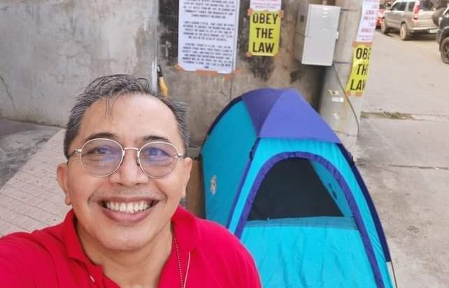 Lawyer's son delivers touching message about his father, who was killed in an ambush on Thursday, August 26. In photo is the slain lawyer Rex Jesus Mario Fernandez when he was still alive and taking a selfie during his hunger strike outside a condominium on August 17.