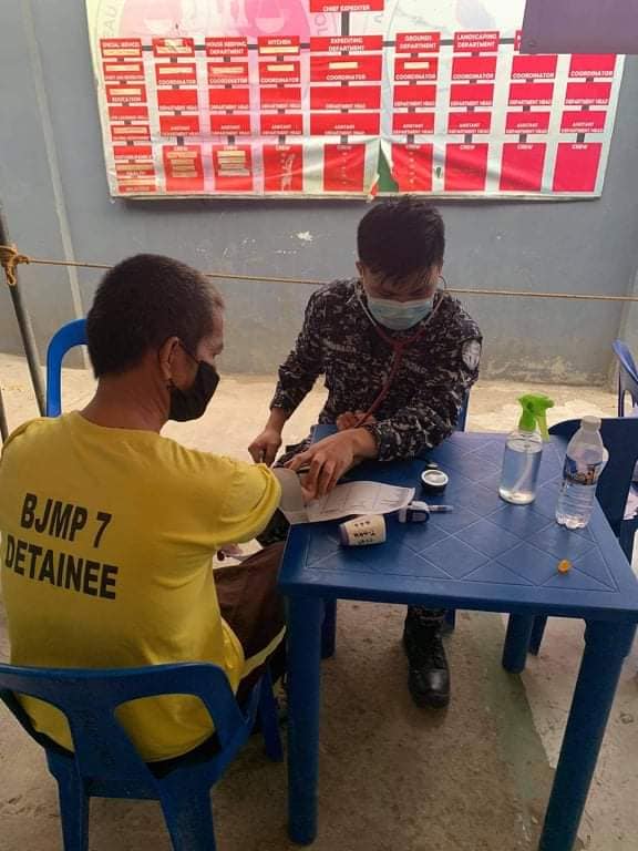 Close to 400 inmates in Minglanilla get COVID vaccines