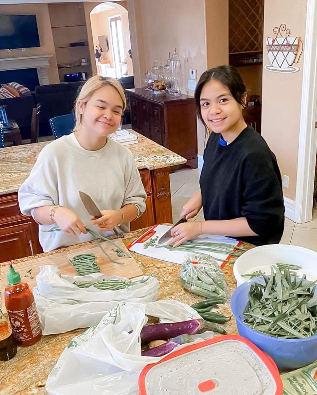 JINKEE PACQUIAO SHOWS A PROUD MOM MOMENT OF HER DAUGHTERS LEARNING TO COOK. In photo are Jinkee Pacquiao's daughters preparing things to cook.