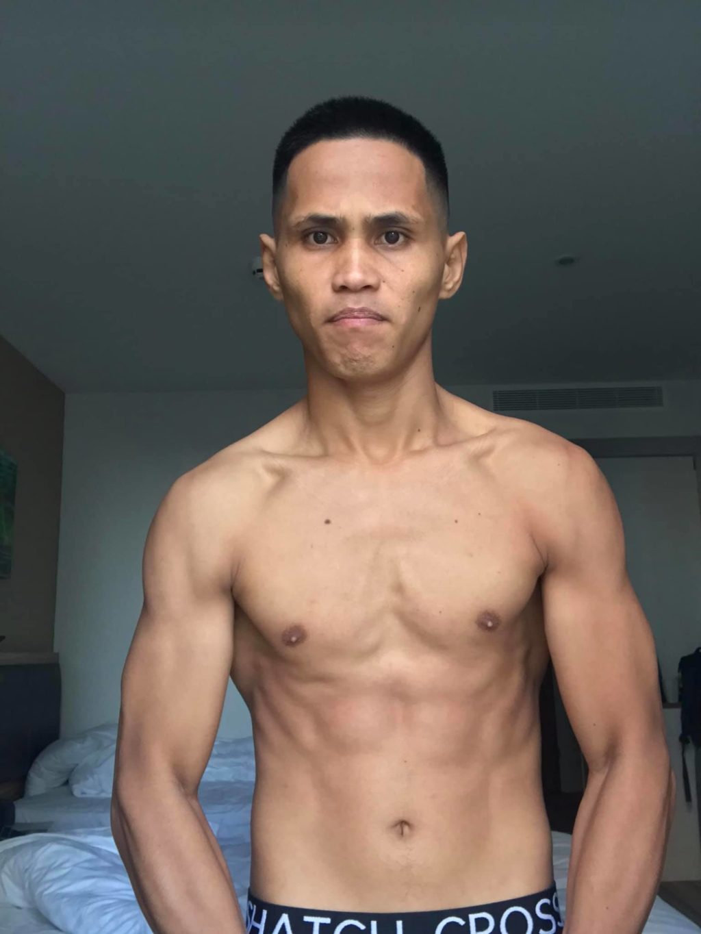Jayson Mama flexes his ripped physique to show that he is completely ready to fight IBF world flyweight champion Sunny Edwards in London, UK. | Photo from Mama's Facebook account.
