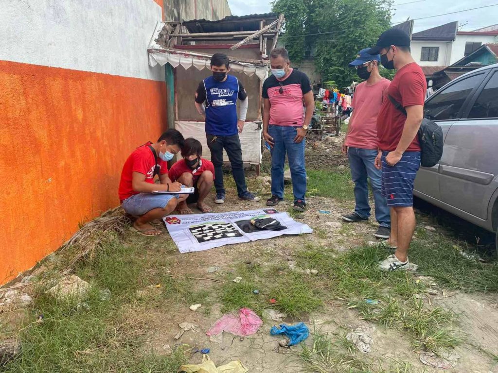 LAPU-LAPU DRUG BUST: A 28-year-old man from Cebu City is arrested in Barangay Buaya, Lapu-Lapu City, on Saturday afternoon, September 11, after police conducted a buy-bust operation against him there. | Photo courtesy of LCPO-DEU