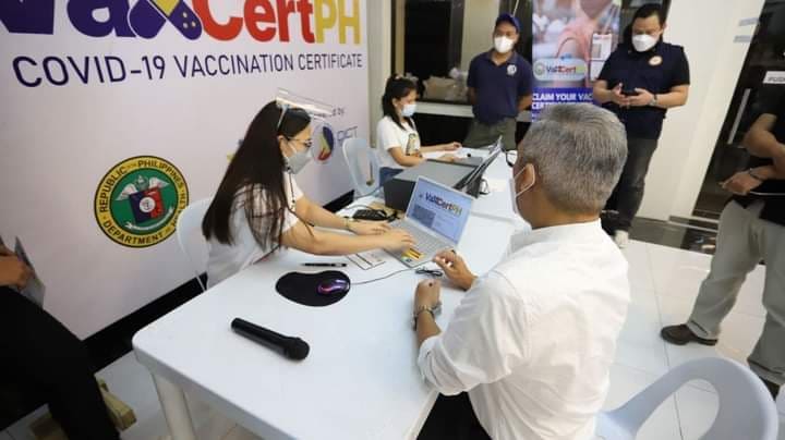 VAXCERTPH BOOTH LAUNCHED. Mandaue City Mayor Jonas Cortes is one of the first persons to get a vaccination certificate at the VaxCertPh booth at the Mandaue City Cultural and Sports Complex. | Photo courtesy of Mandaue PIO