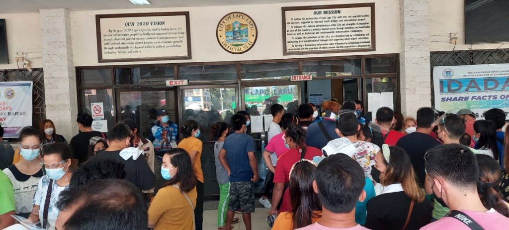 COMELEC LAPU-LAPU nixes Mayor Chan's offer to move voter's registration to sports complex. Oponganons, who want to participate in next year's elections, show up in droves at the Comelec Lapu-Lapu office as they try to beat the Sept. 30 deadline for the voter's registration. | Futch Anthony Inso
