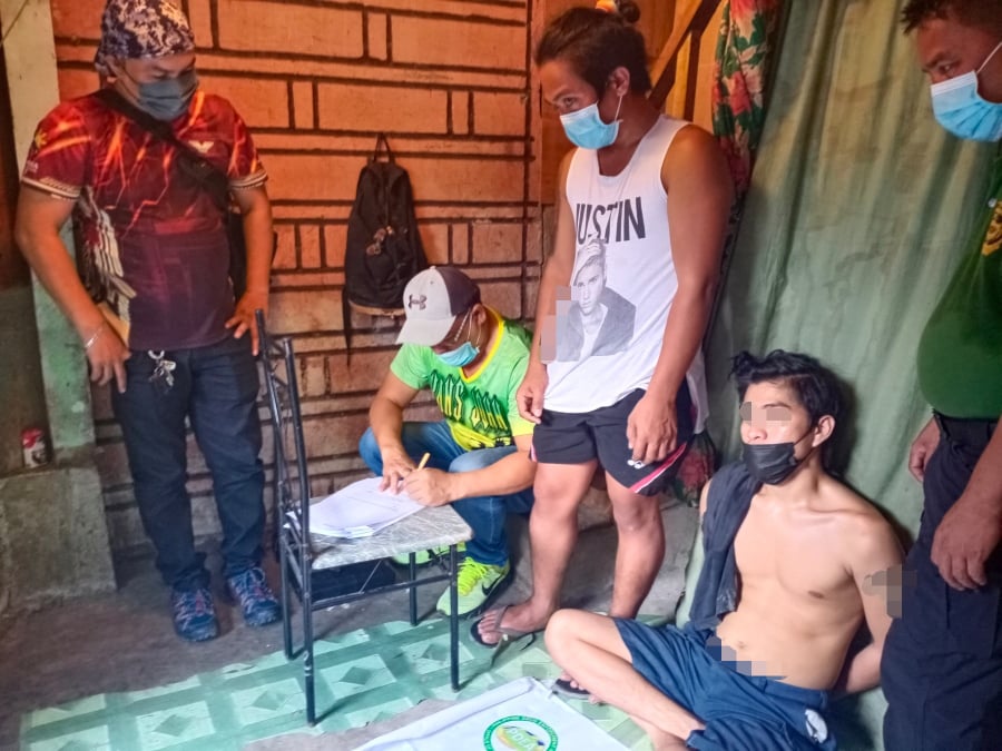 'Drug supplier' nabbed in Barangay Basak San Nicolas, Cebu City operation. In photo is A 27-year-old man alleged as a supplier of drugs in a drug den in Barangay Basak San Nicolas, Cebu City, was arrested during a buy-bust operation conducted by the Philippine Drug Enforcement Agency (PDEA-7) operatives on Sunday, September 26. | Photo courtesy of PDEA-7