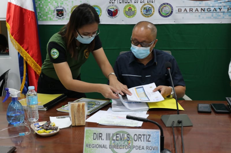 PDEA-7 director Levi Ortiz meets with other members of the Regional Oversight Committee on Barangay Drug Clearing on Sept. 28.
