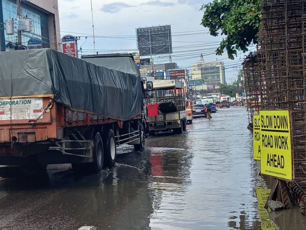 FLOODS CAUSED BY DOWNPOUR SHUT DOWN THREE ROADS FOR TWO HOURS. In photo is the Lopez Jaena St. in Barangay Tipolo in Mandaue City, which is one of three areas in Mandaue City that was flooded after the afternoon downpour in Metro Cebu. | Mary Rose Sagarino 