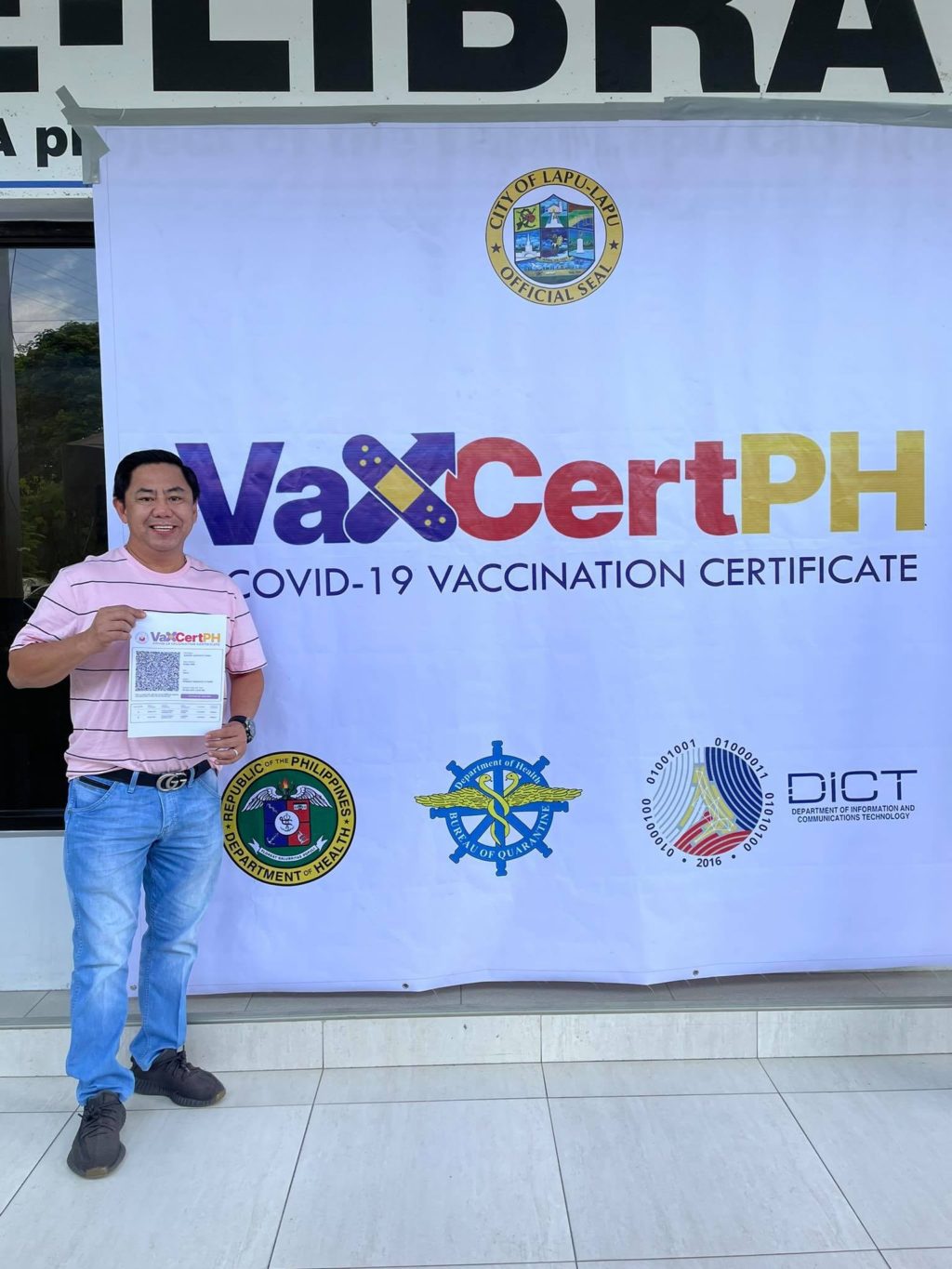Lapu-Lapu Mayor Junard "Ahong" Chan shows the free vaccination certificate that the Lapu-Lapu City government is offering to OFWs and travellers. | Futch Anthony Inso
