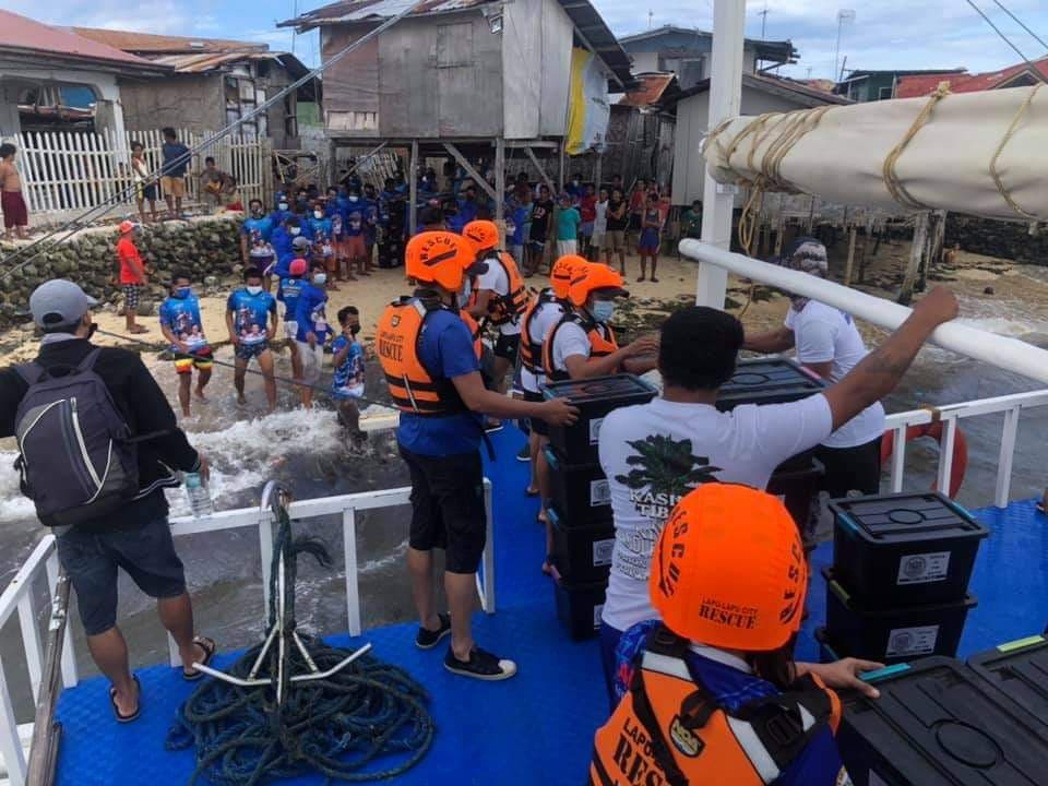 The Lapu-Lapu Disaster Risk Reduction and Management Office team headed by Nagiel Bañacia arrives in Barangay Caubian to give assistance to residents affected by the seawater during high tide which submerged parts of the barangay. | Nagiel Bañacia, head DRRMO of Lapu-Lapu, FB page