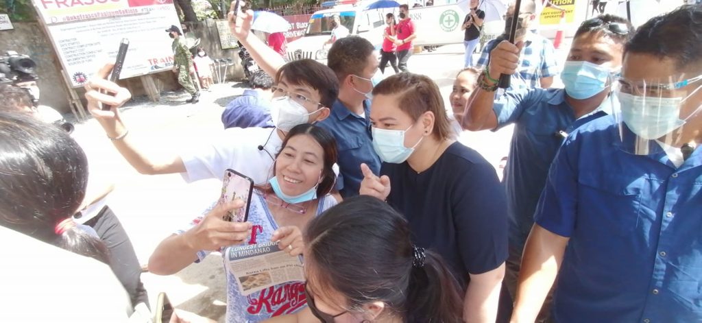 Davao City Mayor Sara Duterte-Carpio takes time to pose for a photo with supporters during her Cebu visit. | Morexette Marie B. Erram