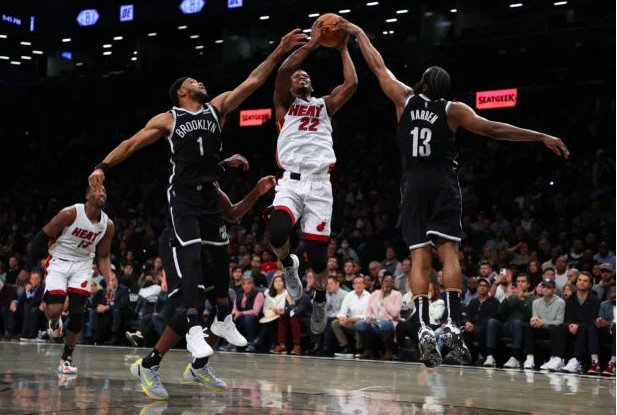  Jimmy Butler of the Miami Heat shoots against Bruce Brown of the Brooklyn Nets and James Harden of the Brooklyn Nets during their game at Barclays Center on October 27, 2021 in New York City.  ( Getty Images via AFP)