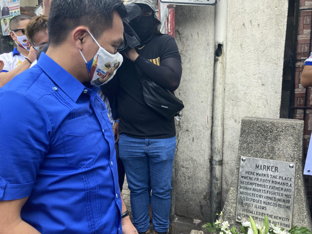 PACQUIAO AT WREATH-LAYING CEREMONY AT FR. ROMANO'S MARKER. 