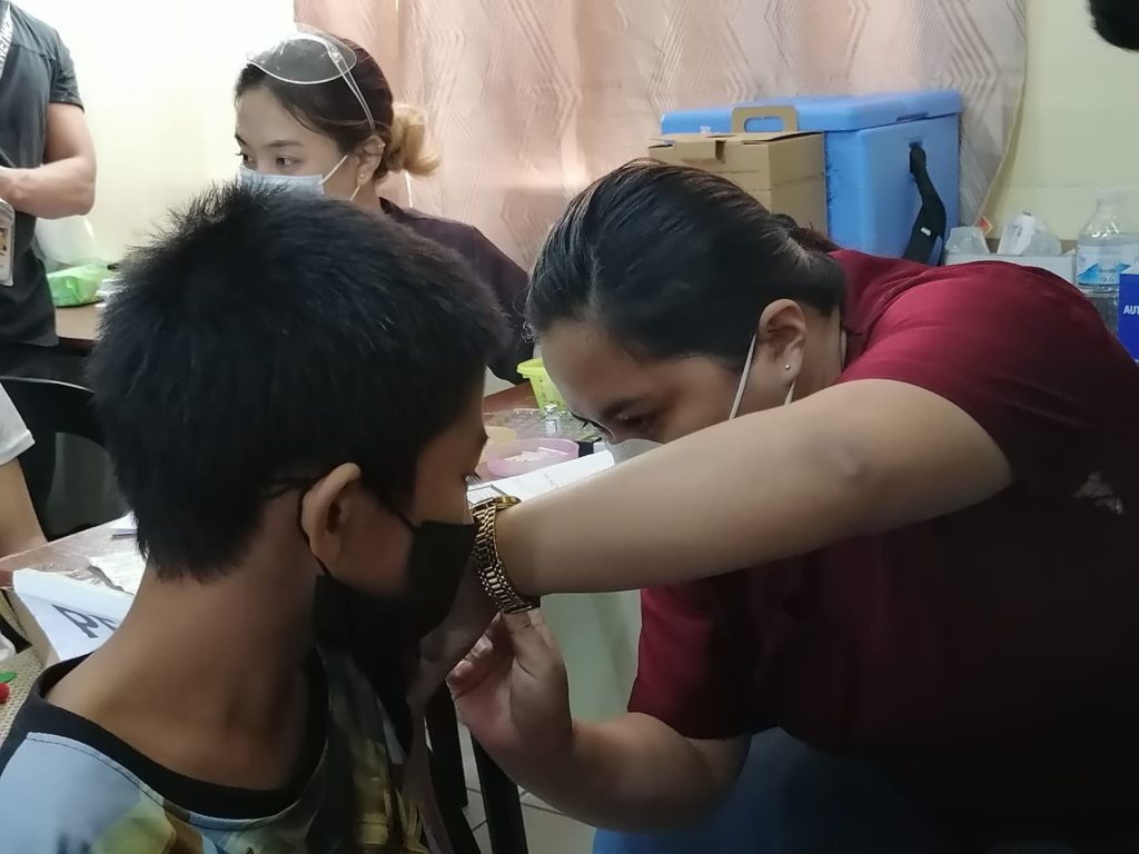 Cebu City vaccinates 3K minors. In photo is a minor being vaccinated in a vaccinated site in Cebu City.