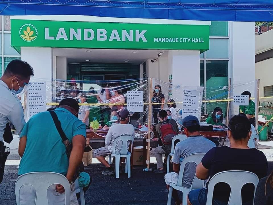 The DSWD-7 says that vaccinated UCT beneficiaries will be given priority over the unvaccinated beneficiaries in the distribution of the cash card of the Landbank of the Philippines. | Photo courtesy of DSWD-7