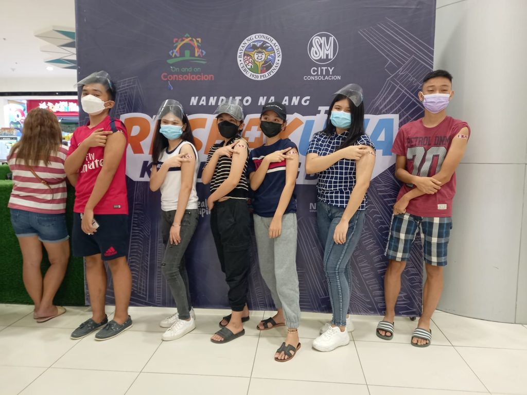 CONSOLACION VACCINATION FOR MINORS START. Minors pose for a photo after being vaccinated at the Consolacion vaccination site. | Mary Rose Sagarino