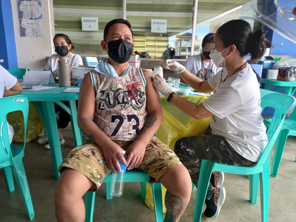 A vendor gets himself vaccinated against COVID-19 at the Bakuna Para ni Suki at the second floor of the Mandaue Public Market today, November 11. | Mary Rose Sagarino