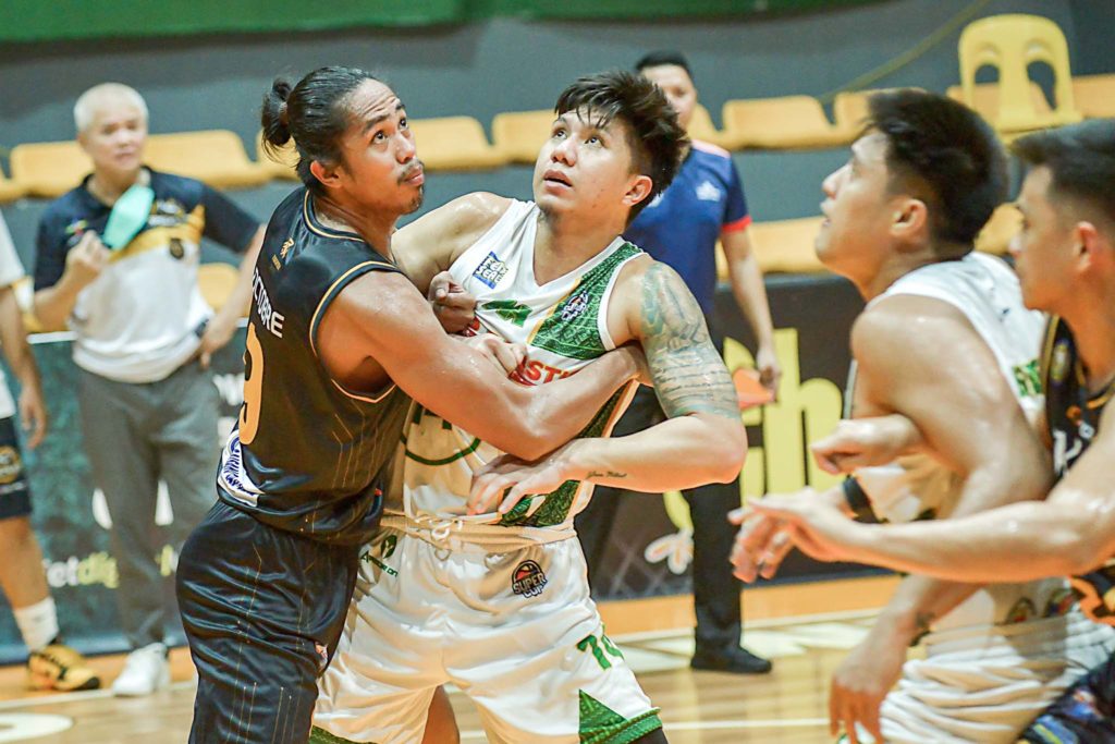 ANAK MINDANAO WARRIORS new recruits in Rhaffy Octobre (left) and Michael Mabulac (right) make it a formidable team in the Pilipinas VisMin Super Cup in Pagadian this month.
