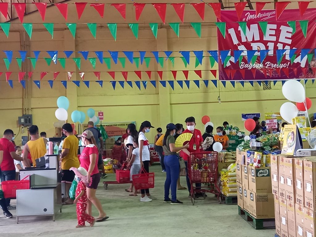PLANS TO BRING PANTRY TO OLANGO MULLED. Oponganons flock to the Imee Kadiwa Bagsak Presyo Pantry at a gym in Barangay Buaya, Lapu-Lapu City over the weekend.  | Mary Rose Sagarino