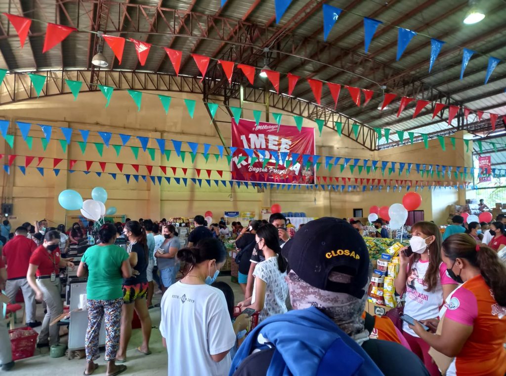 OPONGANONS WELCOME IMEE KADIWA. Hundreds of Oponganons shop for lower priced food products and goods sold at Imee Kadiwa, a large scale pantry, at Barangay Buaya, Lapu-Lapu City. | Mary Rose Sagarino