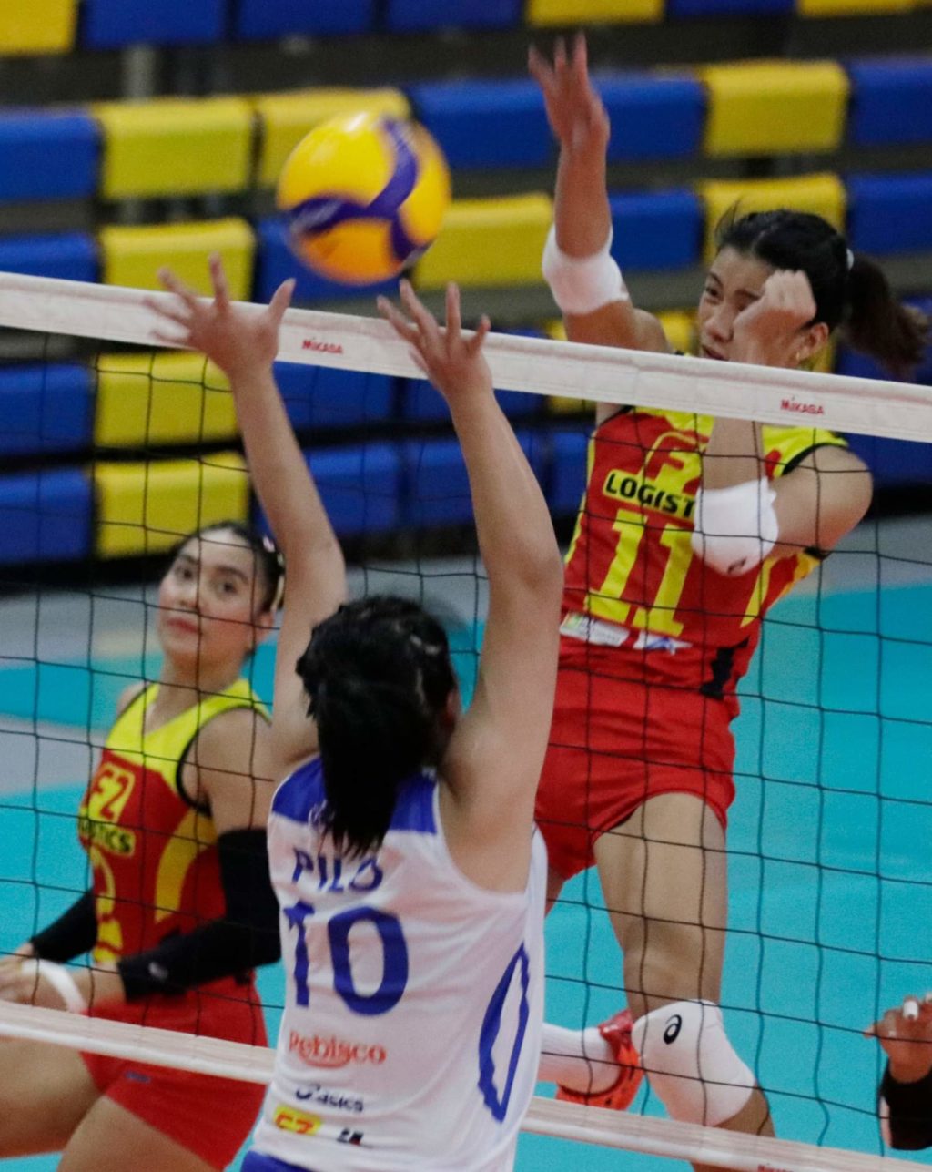 F2 LOGISTICS CARGO MOVERS LOG 2ND WIN. Kim Kianna Dy goes for a spike against Baguio City during their match on Sunday in the PNVF Champions League. | PNVF Photo
