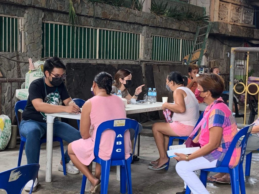 MOBILE CLINIC PROVIDES FREE MEDICAL SERVICES TO KAMPUTHAW RESIDENTS. In photo are some of the residents availing of the medical services offered by the mobile clinic of a project of Senator Hontiveros.