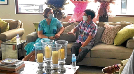 FILE PHOTO: Davao City Mayor Sara Duterte-Carpio and former senator Ferdinand “Bongbong” Marcos Jr. have a chat at the house of Tingog Sinirangan Rep. Yedda Romualdez in Maria Luisa Subdivision, Barangay Banilad, Cebu City on October 23, 2021. They were among guests at the birthday party of Romualdez, wife of Bongbong’s cousin, Leyte Rep. Martin Romualdez. —PHOTO COURTESY OF BBM 2022-CEBU