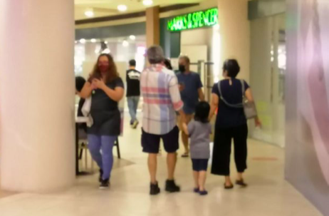 A family spends time together in a big shopping mall in Quezon City on Saturday, November 6, 2021. The government’s pandemic task force has placed the entire Metro Manila under COVID-19 Alert Level 2, allowing minors inside malls, since November 5. INQUIRER.net file photo / Katherine G. Adraneda