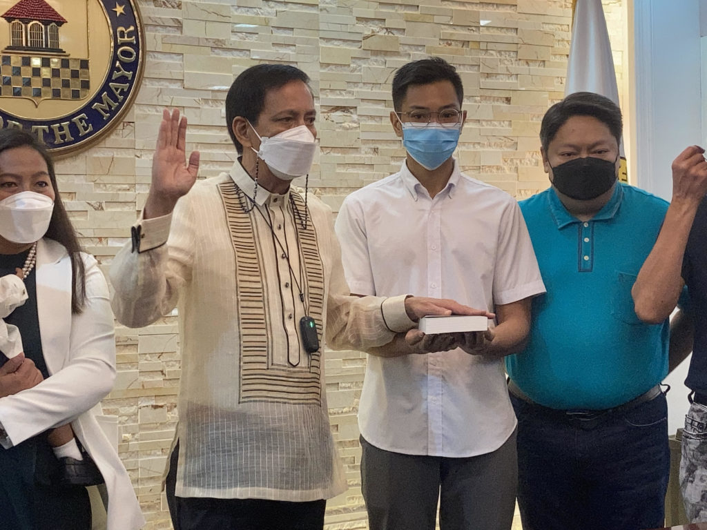 Cebu City Mayor Michael Rama takes his oath of office before Justice Gabriel Ingles on Saturday, November 20, 2021, a day after the death of the late Mayor Edgardo Labella. | via Mae Fhel Gom-os