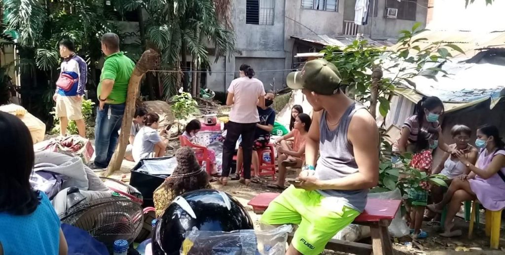 BASAK SAN NICOLAS FIRE. Residents of Barangay Basak San Nicolas hurriedly bring their belongings in a safe area as the fire in another part of the barangay rages on. | Paul Lauro