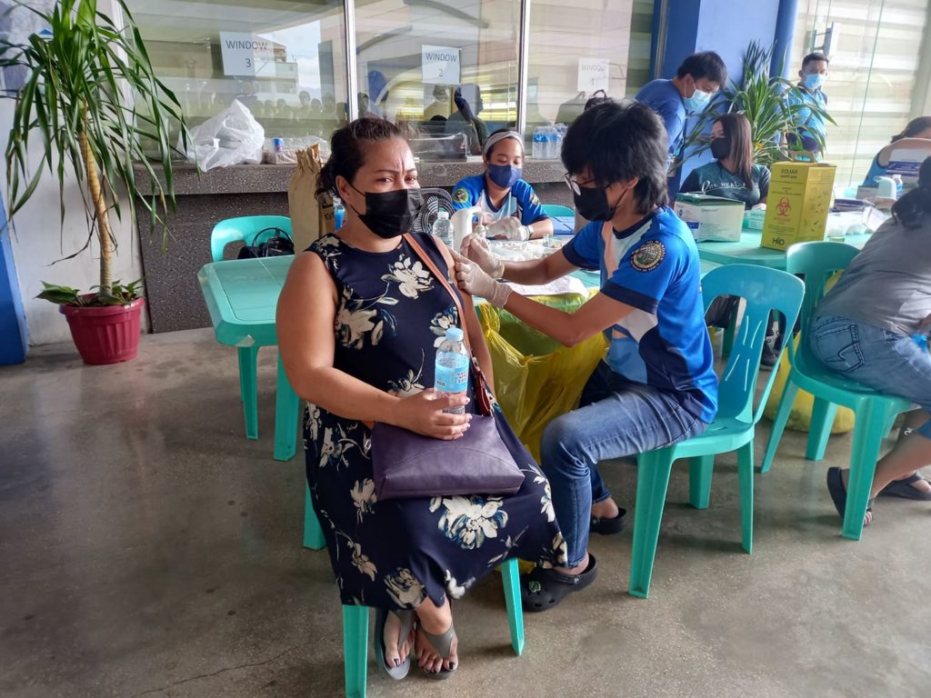 FULLY VACCINATED ELIGIBLE POPULATION OF MANDAUE HITS 70%. In photo is a vendor getting herself inoculated at the vaccination drive at the Mandaue Public Market on December 6. | Mary Rose Sagarino (file photo)