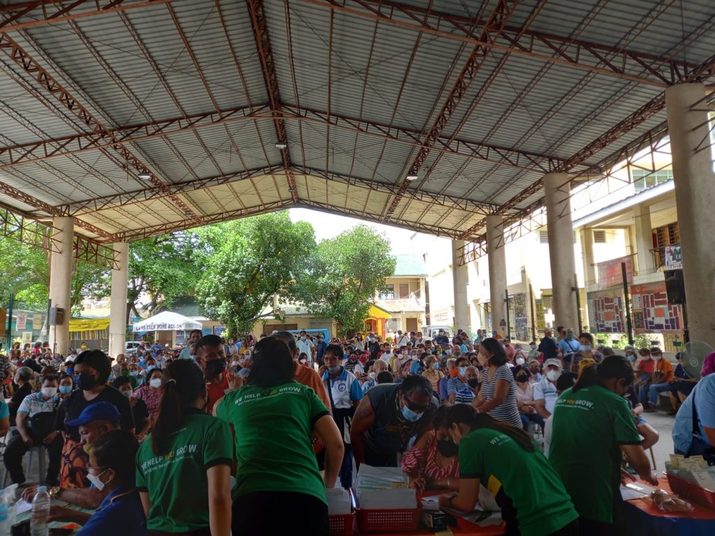 Senior citizens in Mandaue to get P4,000 aid next week — CSWS head.  in Photo is the distribution of financial assistance of senior citizens in Cabancalan in this Dec. 6, 2021 file photo.