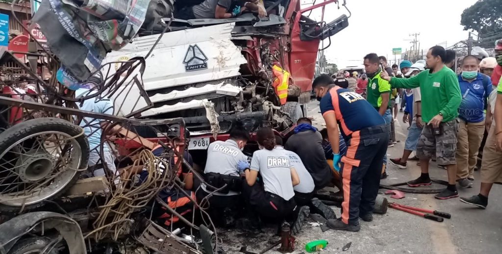 DRIVER OF DUMPTRUCK, WHO CAUSED ACCIDENT DIES. Emergency responders are helping injured victims in a road accident involving several vehicles in Talisay City this morning. | Paul Lauro