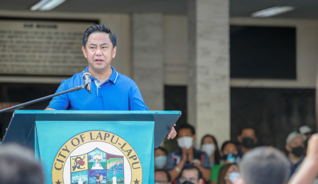 BONUS TO BE RELEASED THIS MONTH. Lapu-Lapu City Mayor Junard "Ahong" Chan brings happy news to city hall workers with the announcement of the quincentennial bonus to be released this month. | Futch Anthony Inso