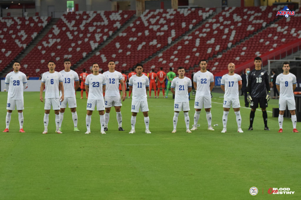 SINGAPORE LIONS BEAT PH Azkals. Philippine Azkals players pose for a photo opportunity after their match with Singapore. | Photo from the Azkals official website