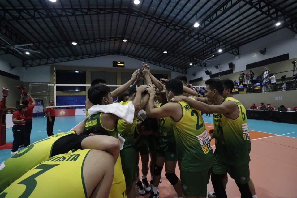 MONARCHS WIN. The players of the Dasmariñas Monarchs huddle up and celebrate after defeating the Go-For-Gold Air Force Aguilas in the gold medal match of the PNVF Champions League men's tournament. | PNVF Photo