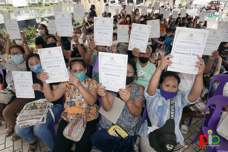 HOMEOWNERS OR HOUSEOWNERS GET COLAS. Houseowners in Barangay Hipodromo get their Certificate for Lot Allocation (COLA). | Photo Courtesy of PIO.