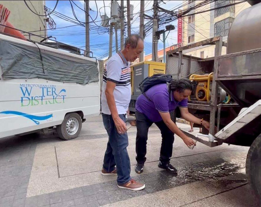  MCWD Board of Director Chairman Jose "Joey" Daluz III (right) and MCWD Acting General Manager Stephen Yee get some water to drink from the MCWD water delivery truck to assure CEbuanos that water from these delivery trucks are safe to drink. | Contributed photo