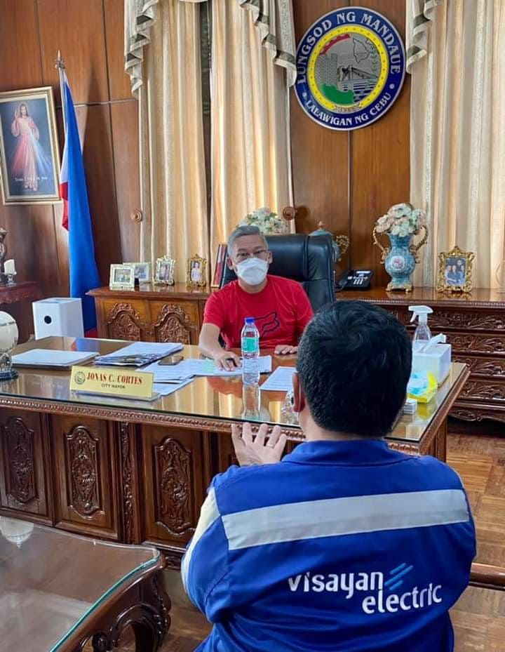Engineer Raul Lucero, Visayan Electric president, updates Mandaue City Mayor Jonas Cortes on the reenergization efforts of the city today, December 23. | Mary Rose Sagarino #CDNDigital