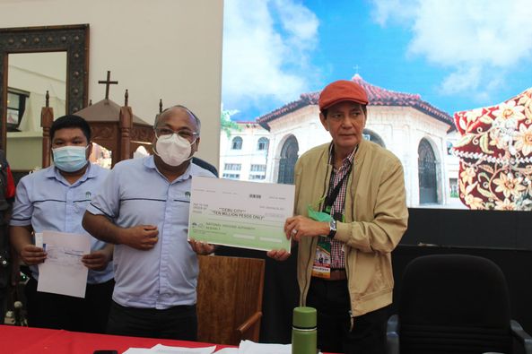 The National Housing Authority in Central Visayas turns over today, December 31, a P10 million cheque to Cebu City Mayor Michael Rama for aid to typhoon victims. | Photo Courtesy of NHA-7