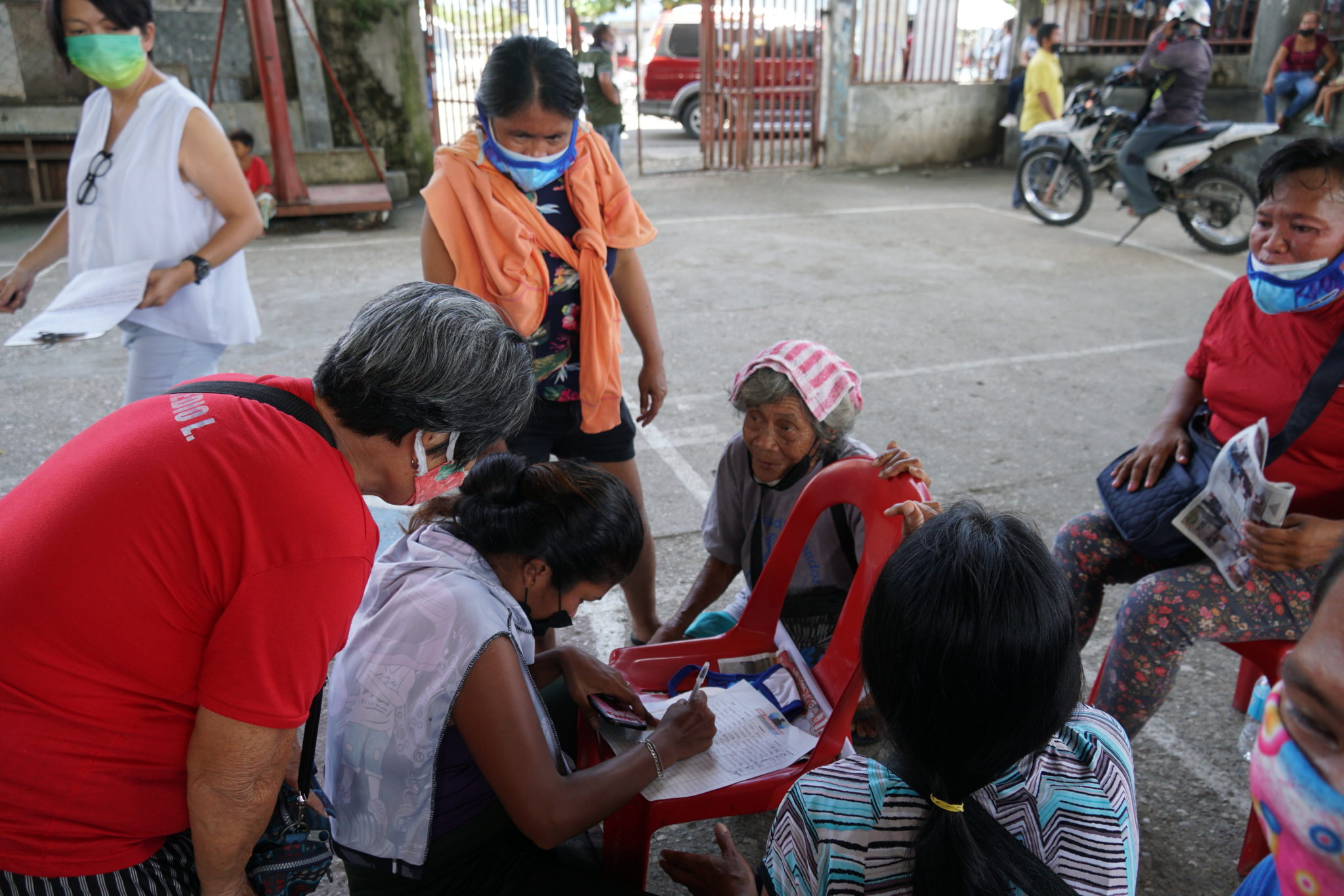 300 Cebu vendors, trisikad drivers, fisherfolk receive aid from APPL ...