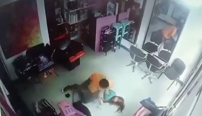 Mandaue police are trying to locate and arrest a man, who was caught on security camera mauling and allegedly robbing a cashier of a salon in Barangay Basak, Mandaue City. | screen grab from video