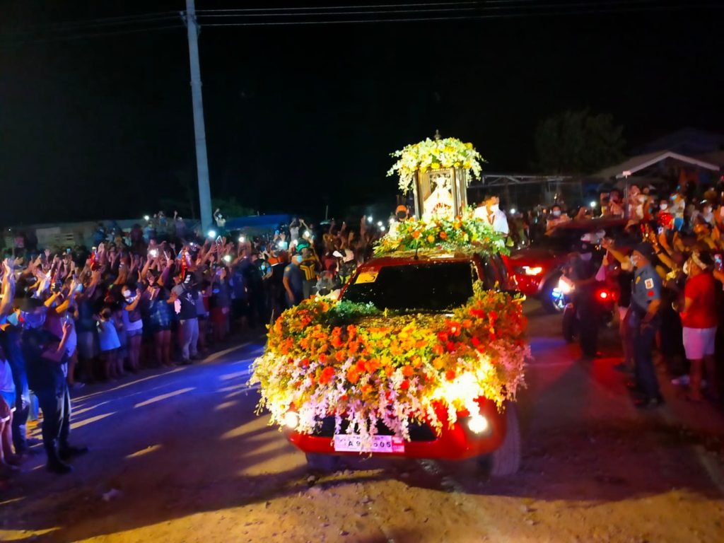 Devotees wave their hands and shout Pit Señor! as the motorcade of the Sto. Niño passes them on its way to a stopover at the Señor San Roque Parish of the town on Saturday, January 15.