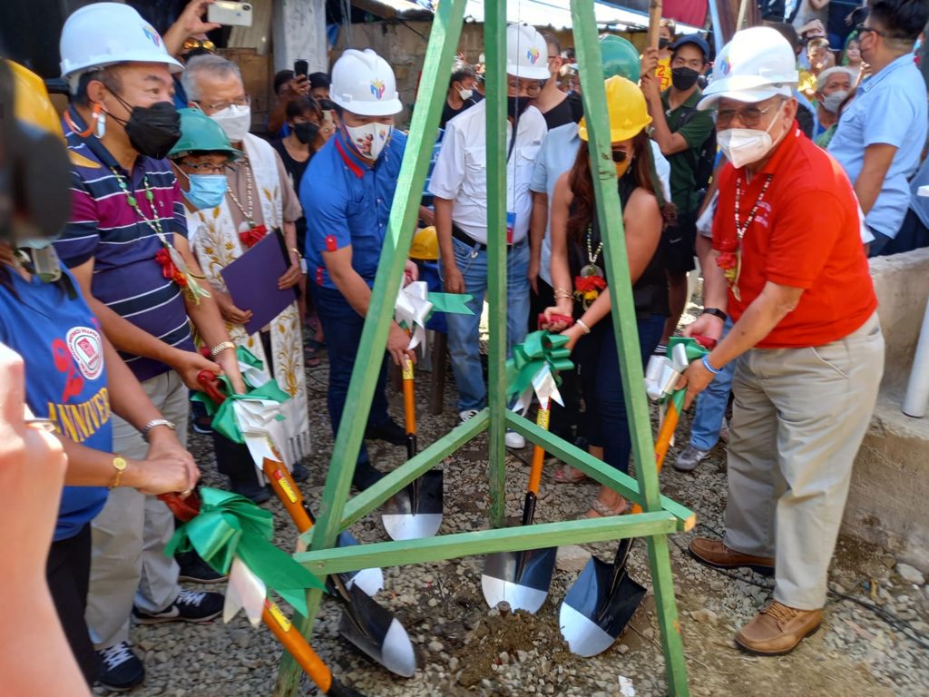 Presidential aspirant and Senator Manny Pacquiao leads the groundbreaking ceremony of the community center which  is a part of the planned housing project in Sito Malibu and Matimco in Barangay Subangdaku in Mandaue City. | Mary Rose Sagarino