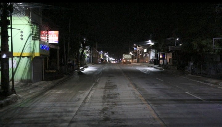 MANDAUE CURFEW LIFTED. An empty road in a barangay in Mandaue City shows that residents are keeping their children at home because only the curfew on adults are lifted. | Photo courtesy of Mandaue PIO